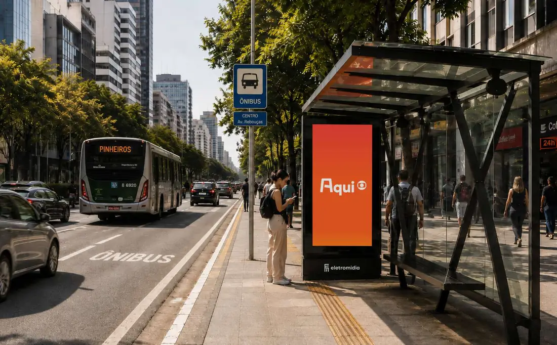 Ponto de ônibus com painel digital do Aqui ads