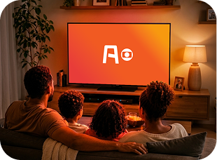 Família de costas sentada em um sofá assistindo a um anúncio do Aqui Ads em uma televisão grande.